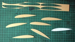Cut the wing ribs from cardboard molds. The stringer cutouts are made after cutting out the pieces. Cortado de las costillas de las alas utilizando moldes de cartulina. Los calados se realizan después de cortadas las piezas.
