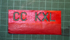 Details of the use of red paper painted with red acrylic paint, prior to cutting and pasting. Detalle del uso de papel rojo pintado con pintura acrílica roja, previo al cortado y pegado.