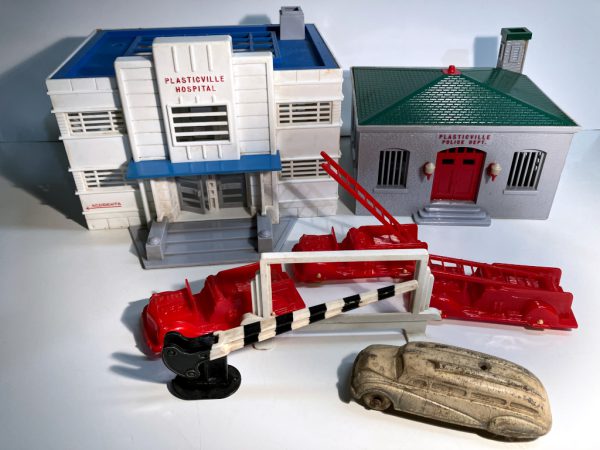 Plasticville Lot of 2 Buildings & 1 Accessory Group: Hospital, Police Dept., Street Accessories