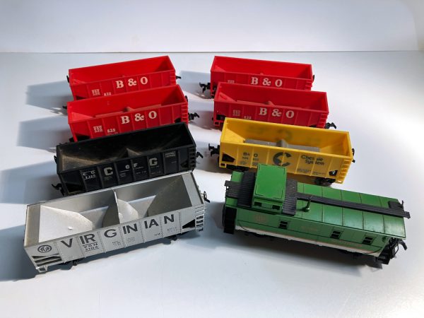 Vintage HO Freight Train Cars - Lot of 8