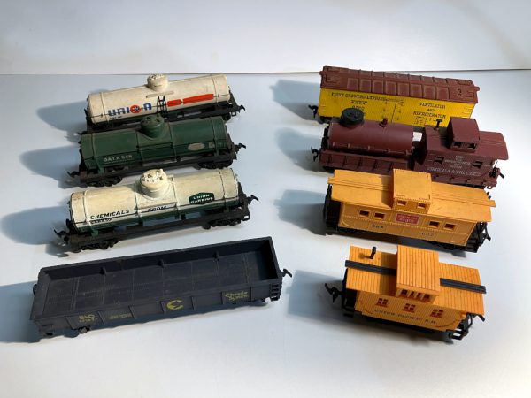Vintage HO Freight Train Cars -  Lot of 8